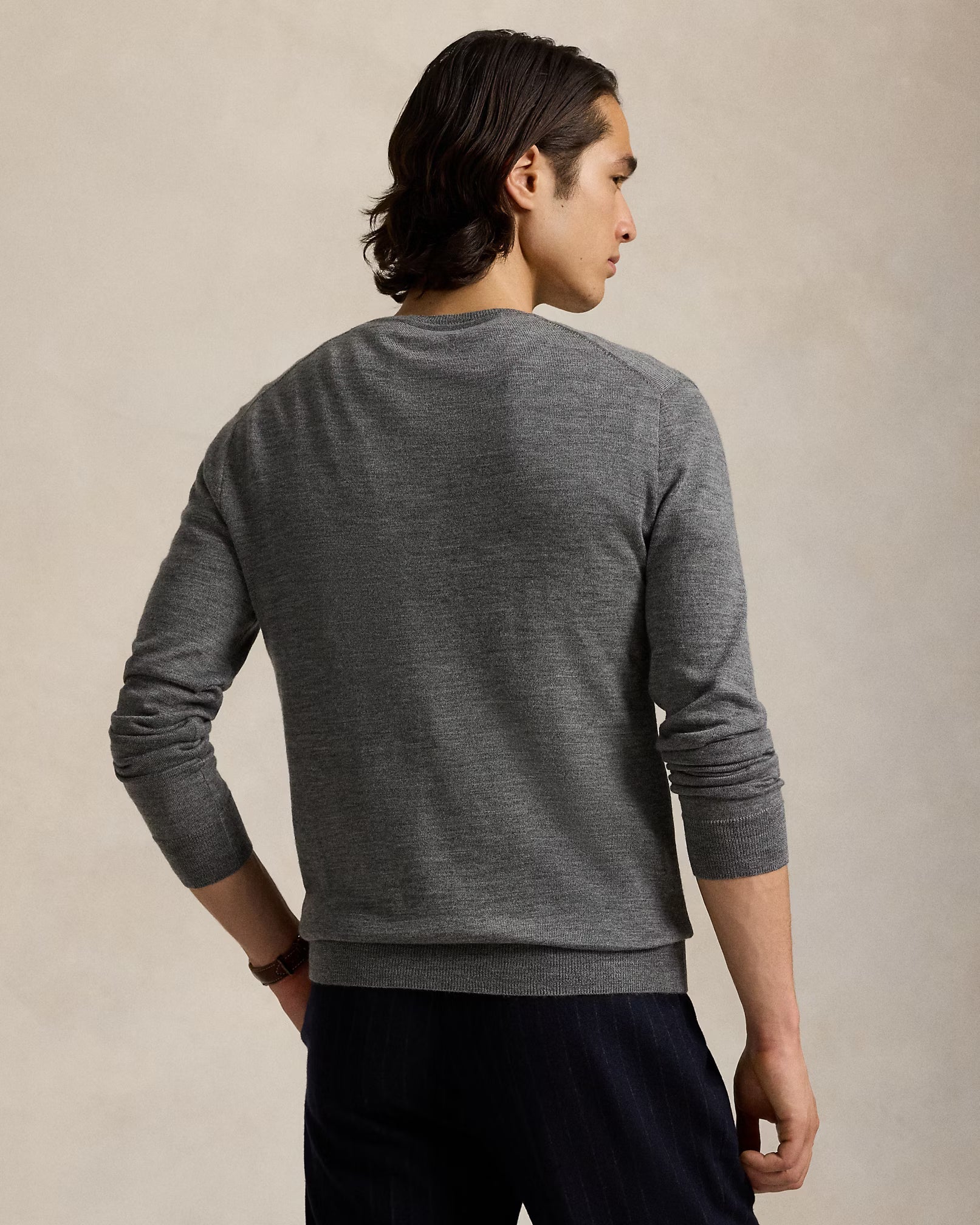 Waschbarer Wollpullover, taillierter Schnitt und V-Ausschnitt