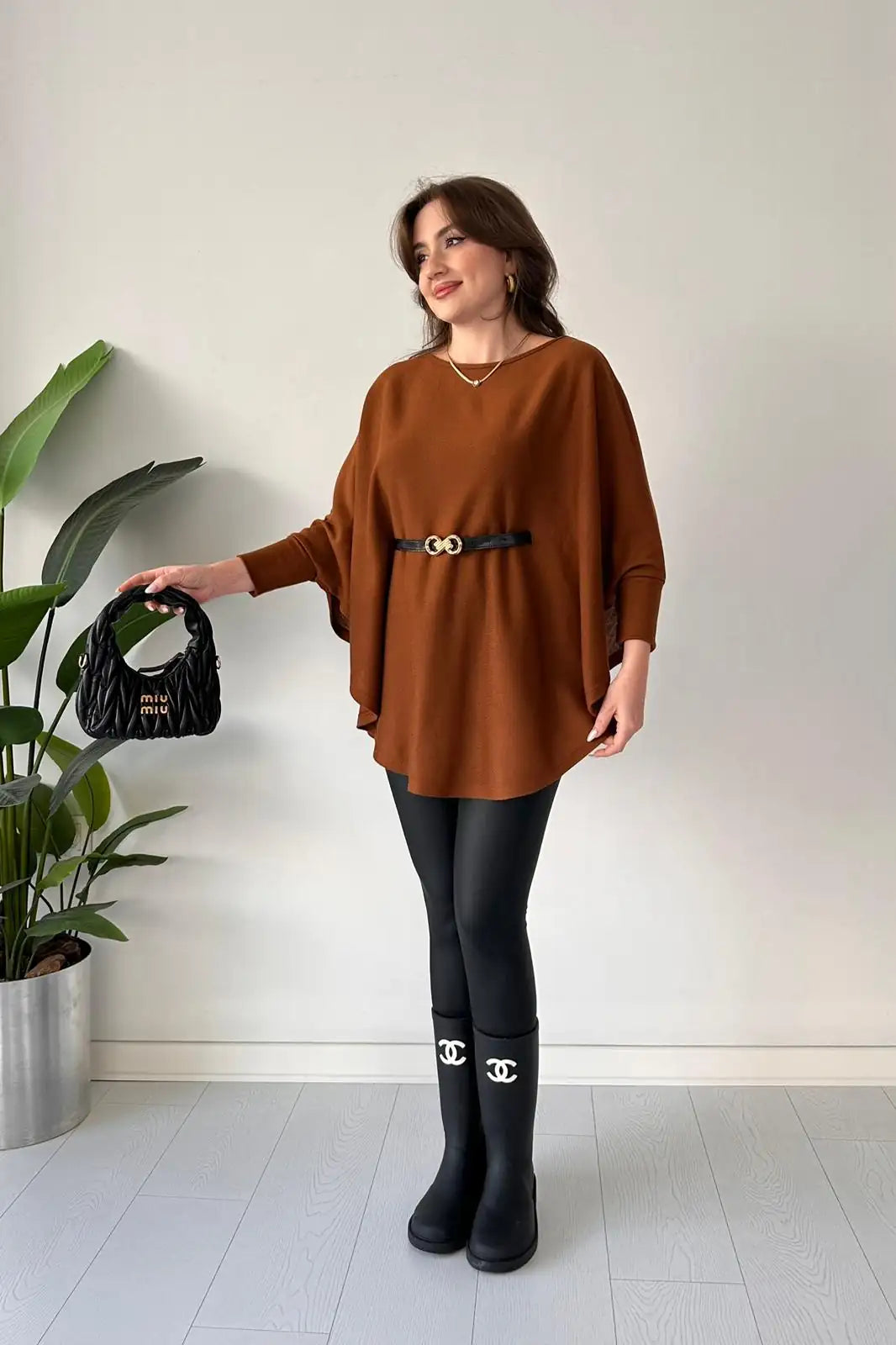 Dobromiła™ | Strickponcho mit Gürtel und Goldschnalle