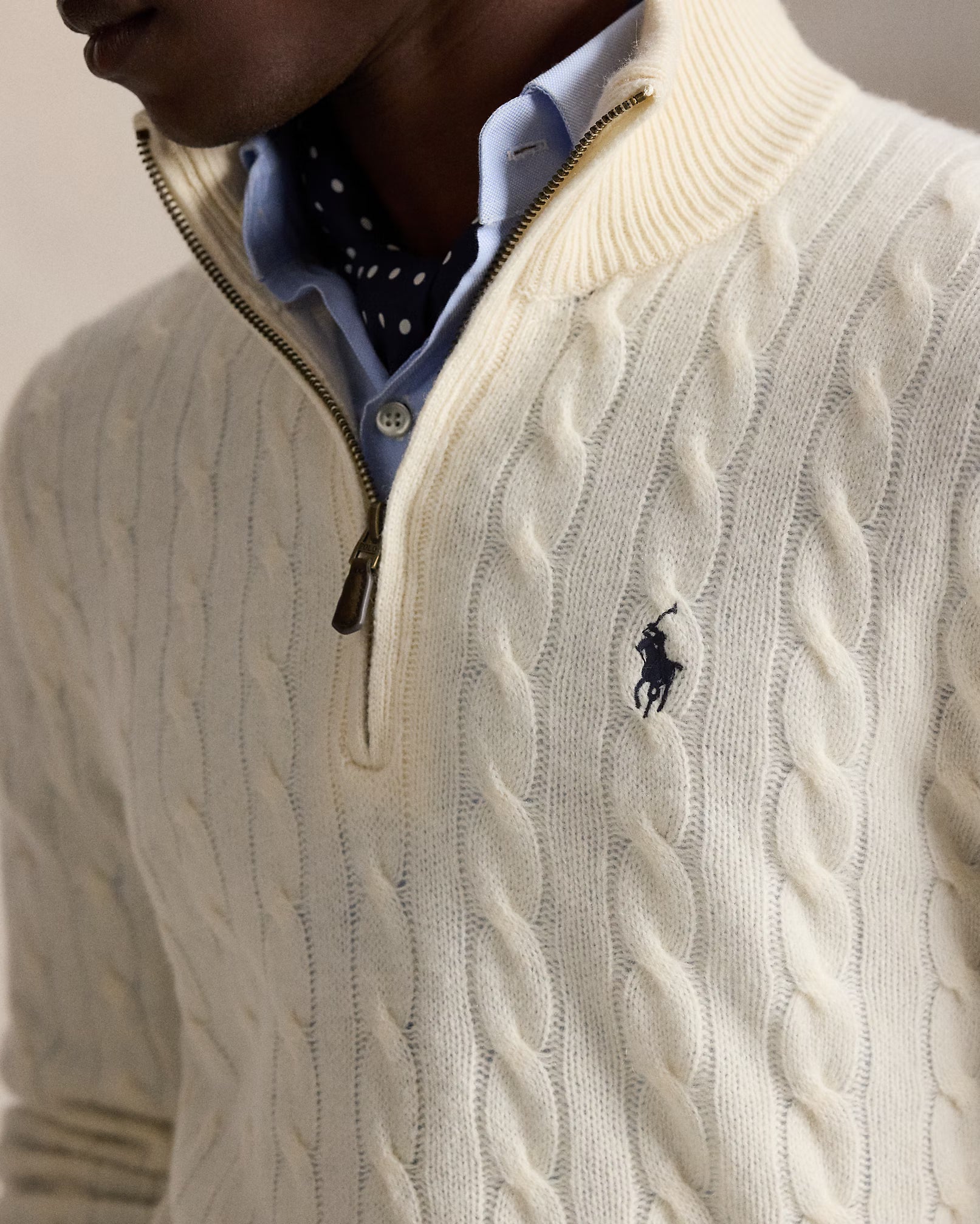 Woll- und Kaschmirpullover mit Flechtstrick