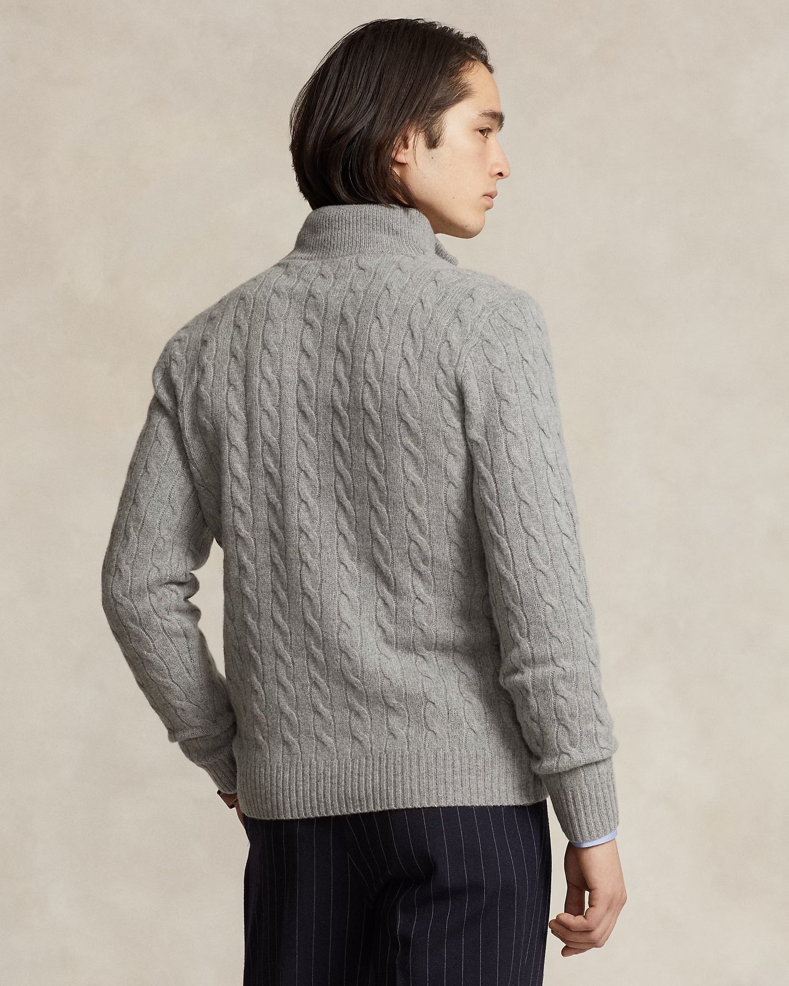 Woll- und Kaschmirpullover mit Zopfmuster