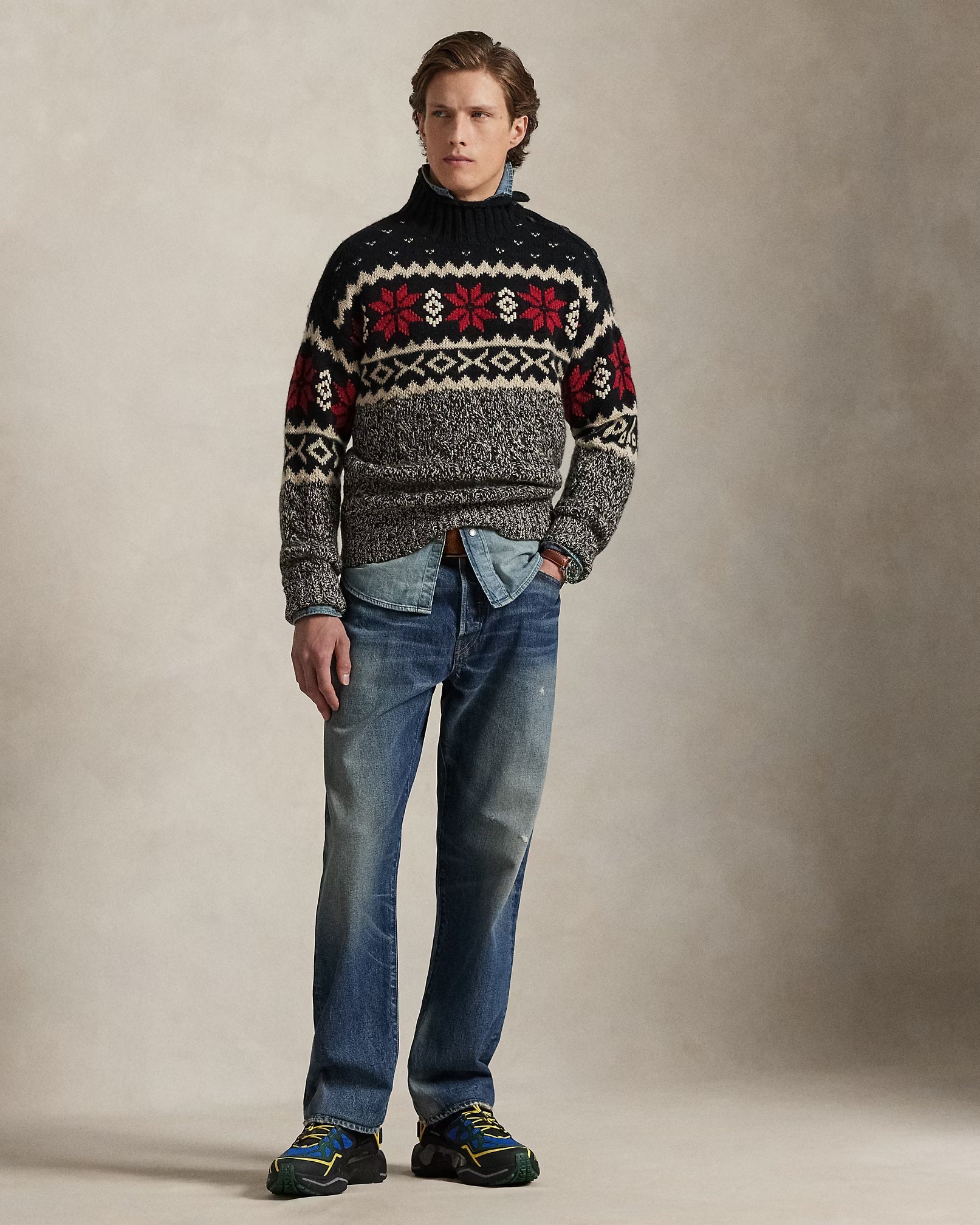 Hochgeschneiderter Strickpullover aus Wollmischung mit Schneeflocken