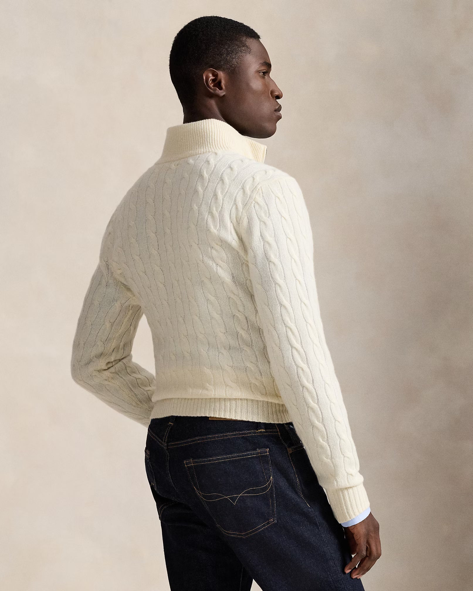 Uld- og cashmere sweater med flettet strik