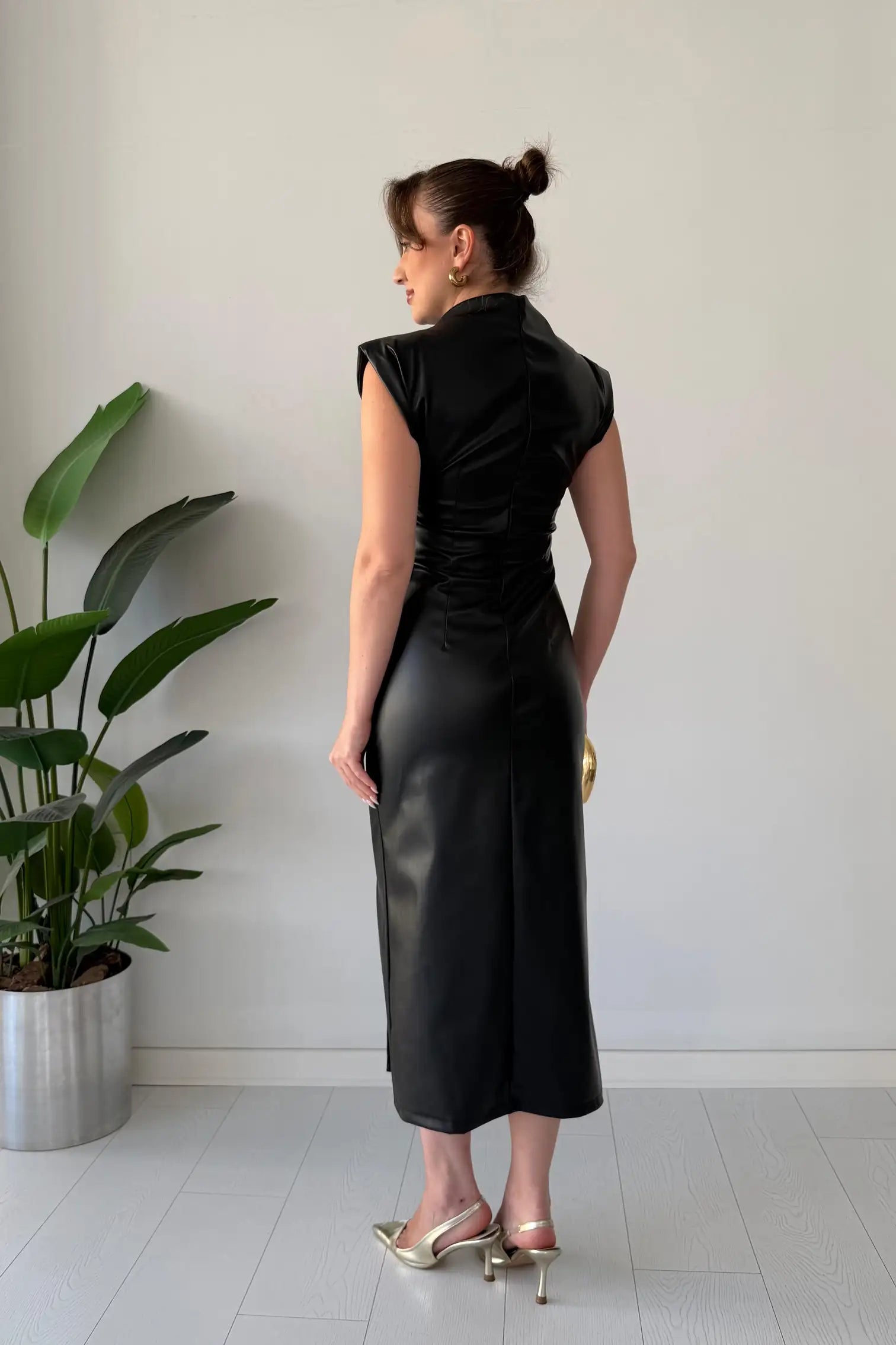 Miłosława™ | Midi-Kleid aus Ökoleder mit goldener Schnalle