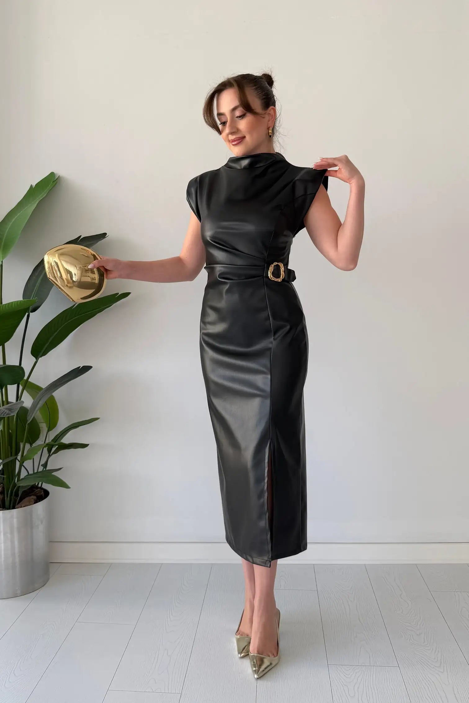 Miłosława™ | Midi-Kleid aus Ökoleder mit goldener Schnalle